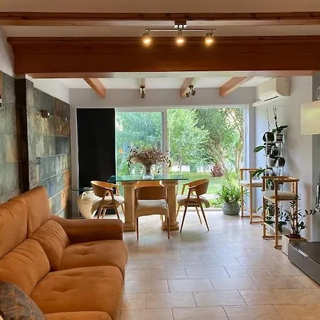 Adosado En Con Gran Jardin Holiday home